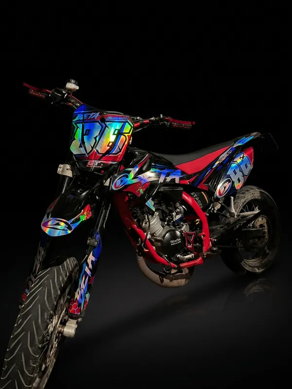 Beta motard con grafica olografica