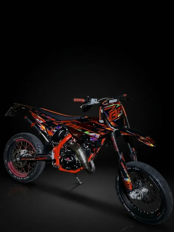 Beta motard con grafica nera e arancio