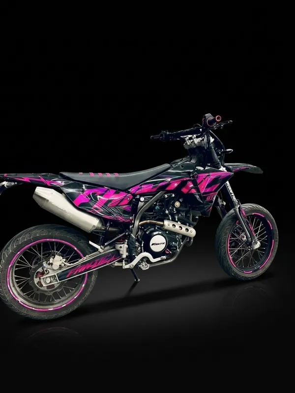 Fantic motard con grafica nera e fucsia