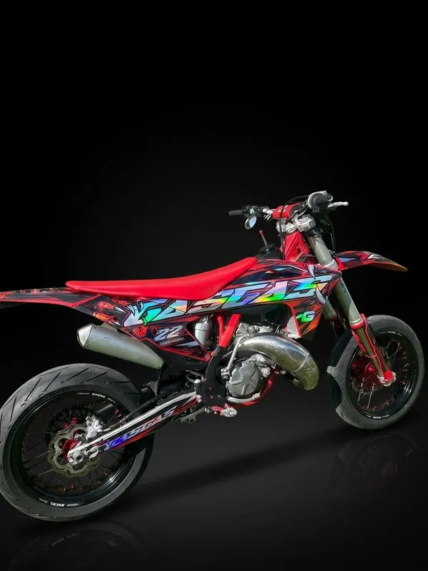GasGas motard con grafica rossa e olografica